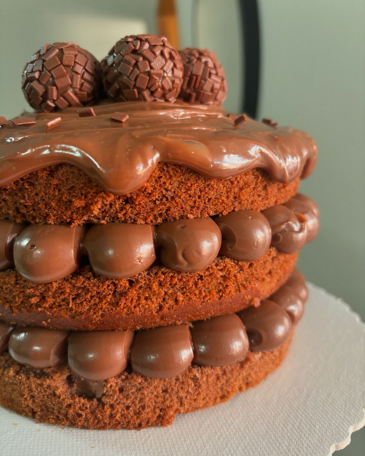 Bolo decorado em rosa para comemoracao